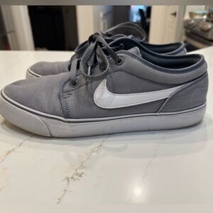 Nike Men’s 9.5 Canvas Shoes / Sneakers